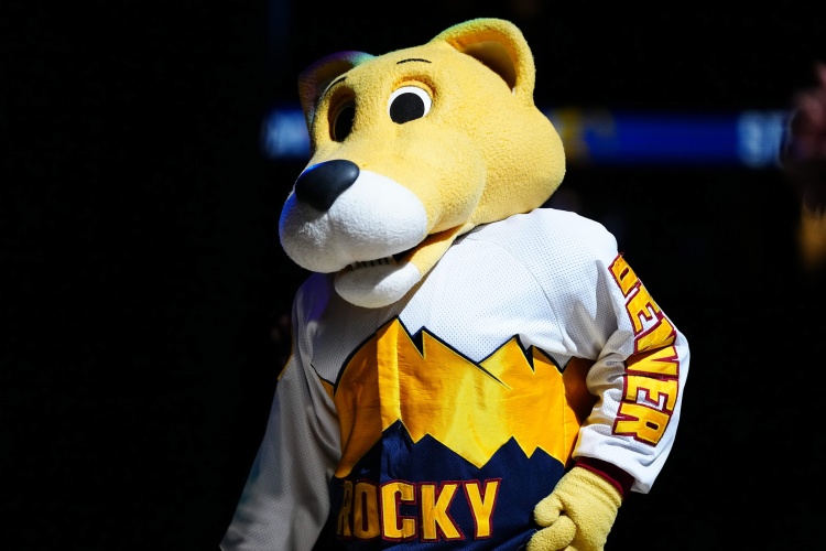 pp电子-三十余年的家族事业!吉祥物Rocky起诉掘金非法解雇&歧视残障人士