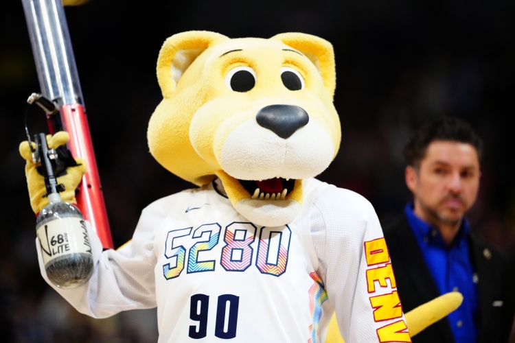 pp电子-三十余年的家族事业!吉祥物Rocky起诉掘金非法解雇&歧视残障人士