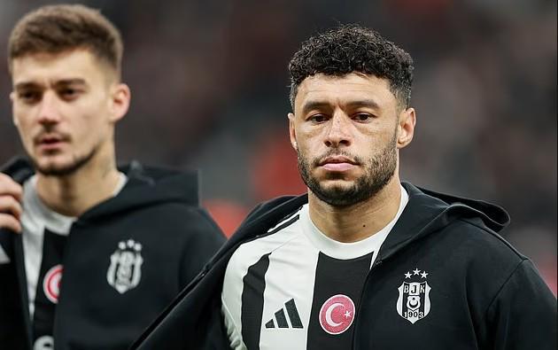 邮报:张伯伦重返英格兰联赛后,将结束与女友9年的分居生活