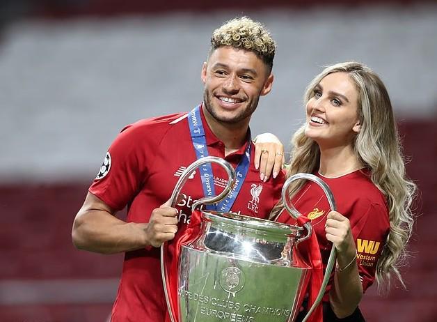 邮报:张伯伦重返英格兰联赛后,将结束与女友9年的分居生活