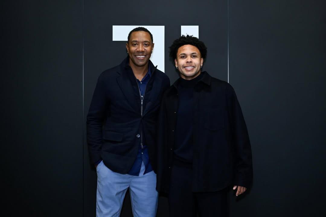 pp电子-麦肯尼分享续约照片：开心到极点，又一个四年